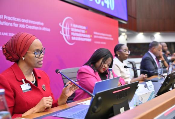 Libérer le potentiel des chaînes de valeur régionales : soutenir les entreprises dirigées par des  jeunes en Afrique dans le cadre de la ZLECAf