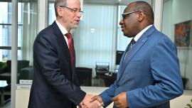 Réunion entre Claver Gatete, secrétaire exécutif de la CEA, et Doron Avni, vice-président des affaires gouvernementales et des politiques publiques pour les marchés émergents chez Google.