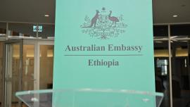 Remise officielle de la maquette de la Maison de l'Afrique (Africa Hall) à la CEA par l'ambassade d'Australie